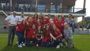 Hoogland showt de wisselbeker en beker voor de eerste prijs als terechte winnaar!