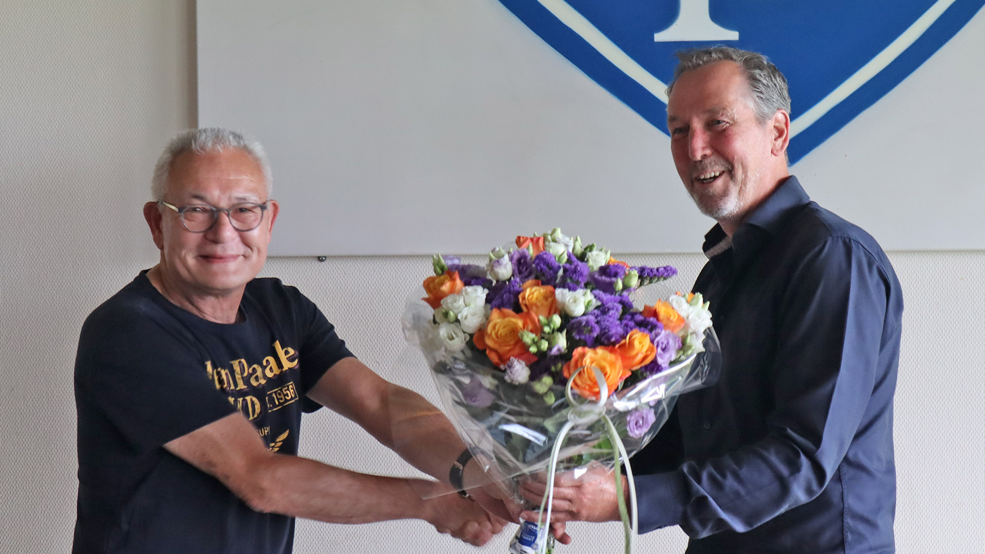 voorzitter Herman Petten met bloemen vaoor Arjo van Geffen